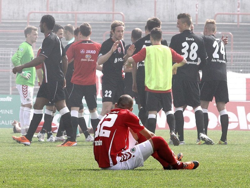 3. Fußball Bundesliga  RWO -  Jahn Regensburg am 28.04.2012 im Niederrheinstadion Oberhausen.Im letzten Heimspiel verlor RWO 1:2 und stieg damit in die Regionalliga abFoto: Kerstin Bögeholz / WAZ FotoPool