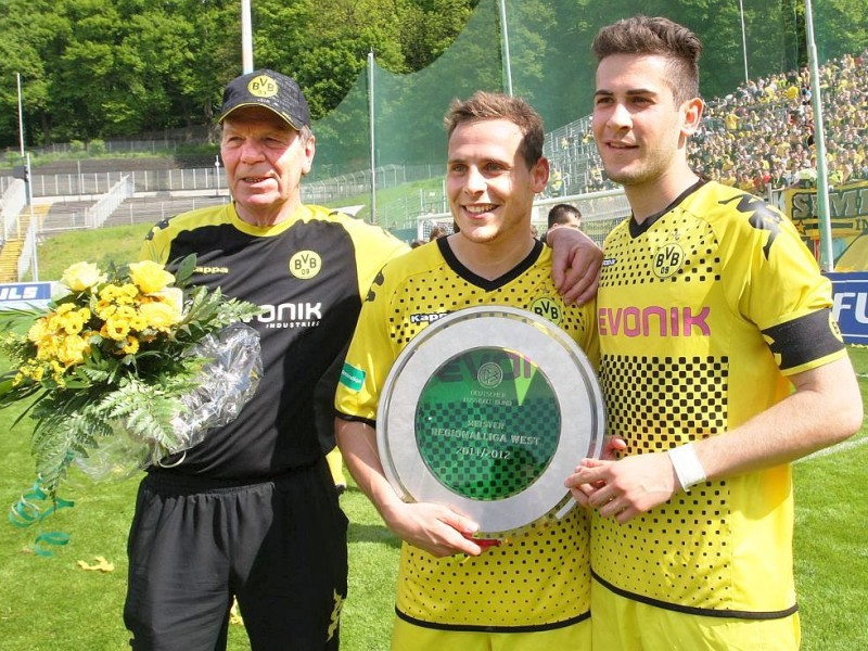 Nach dem 5:3-Sieg beim Wuppertaler SV jubelte die 2. Mannschaft von Borussia Dortmund über die Rückkehr in die dritte Liga.