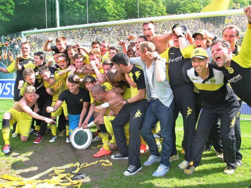 Nach dem 5:3-Sieg beim Wuppertaler SV jubelte die 2. Mannschaft von Borussia Dortmund über die Rückkehr in die dritte Liga.