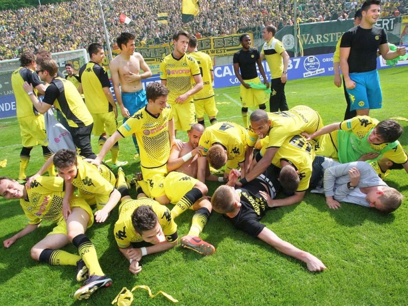 Nach dem 5:3-Sieg beim Wuppertaler SV jubelte die 2. Mannschaft von Borussia Dortmund über die Rückkehr in die dritte Liga.