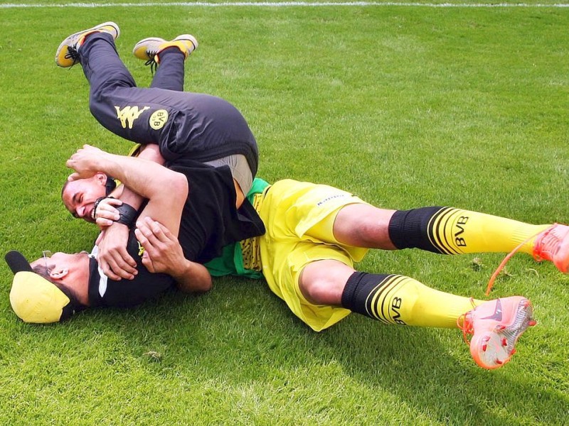 Nach dem 5:3-Sieg beim Wuppertaler SV jubelte die 2. Mannschaft von Borussia Dortmund über die Rückkehr in die dritte Liga.