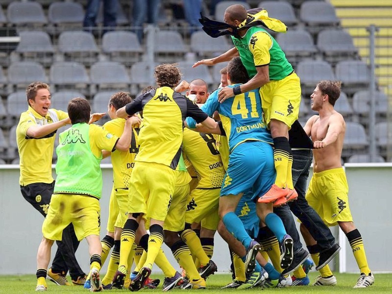 Nach dem 5:3-Sieg beim Wuppertaler SV jubelte die 2. Mannschaft von Borussia Dortmund über die Rückkehr in die dritte Liga.