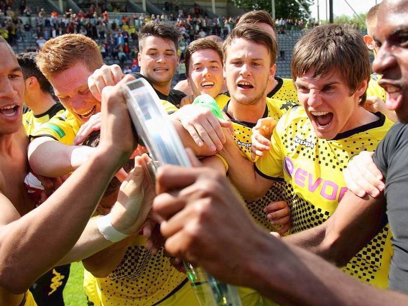 Nach dem 5:3-Sieg beim Wuppertaler SV jubelte die 2. Mannschaft von Borussia Dortmund über die Rückkehr in die dritte Liga.