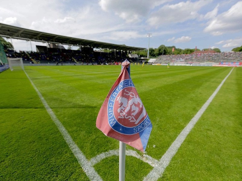 Nach dem 5:3-Sieg beim Wuppertaler SV jubelte die 2. Mannschaft von Borussia Dortmund über die Rückkehr in die dritte Liga.