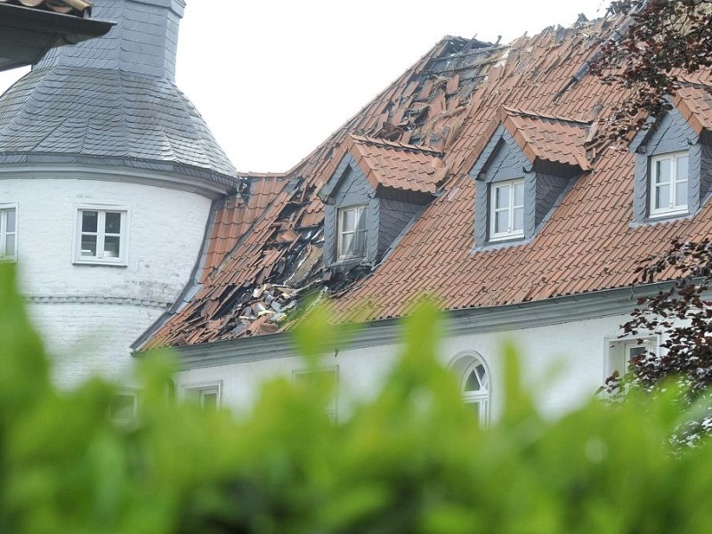 Im historischen Haus Dieprahm in Kamp-Lintfort schlug Sonntagabend bei einem Unwetter der Blitz ein. Der Dachstuhl wurde schwer beschädigt. Im Haus richtete das Löschwasser Schaden an. Foto: Ulla Michels / WAZ FotoPool