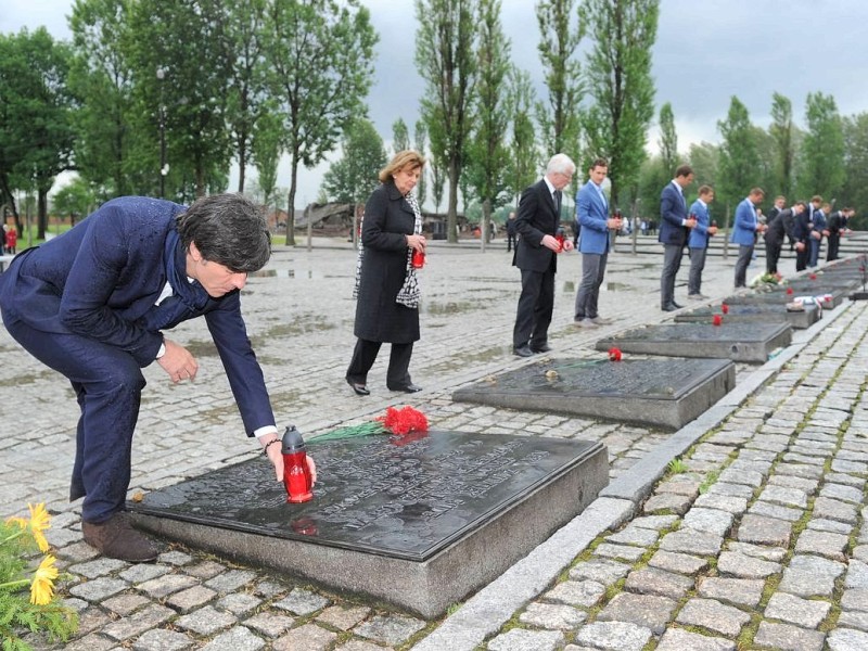 In Gedenken an die Opfer des Holocausts besuchte eine DFB-Delegation am Freitag das ehemalige Konzentrationslager Auschwitz-Birkenau. Es wurden Kerzen angezündet und ein Kranz niedergelegt.