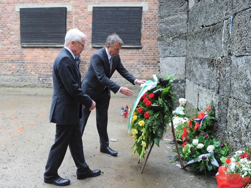 In Gedenken an die Opfer des Holocausts besuchte eine DFB-Delegation am Freitag das ehemalige Konzentrationslager Auschwitz-Birkenau. Es wurden Kerzen angezündet und ein Kranz niedergelegt.