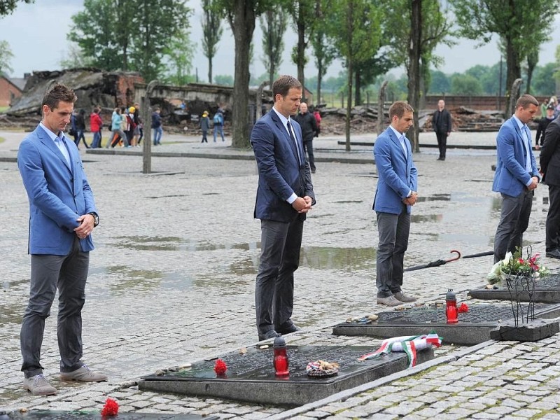 In Gedenken an die Opfer des Holocausts besuchte eine DFB-Delegation am Freitag das ehemalige Konzentrationslager Auschwitz-Birkenau. Es wurden Kerzen angezündet und ein Kranz niedergelegt.