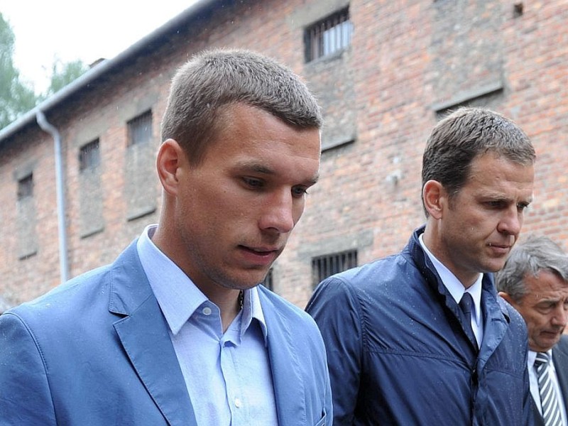 In Gedenken an die Opfer des Holocausts besuchte eine DFB-Delegation am Freitag das ehemalige Konzentrationslager Auschwitz-Birkenau. Es wurden Kerzen angezündet und ein Kranz niedergelegt.