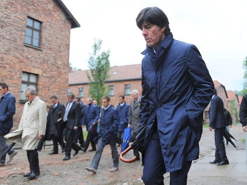 Eine DFB-Delegation besuchte am Freitag das ehemalige Konzentrationslager Auschwitz-Birkenau. Die Spieler Philipp Lahm, Lukas Podolski und Miroslav Klose sowie Bundestrainer Joachim Löw und Manager Oliver Bierhoff vertraten das DFB-Team.