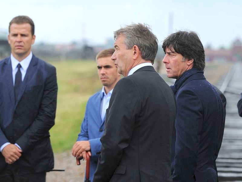 Eine DFB-Delegation besuchte am Freitag das ehemalige Konzentrationslager Auschwitz-Birkenau. Die Spieler Philipp Lahm, Lukas Podolski und Miroslav Klose sowie Bundestrainer Joachim Löw und Manager Oliver Bierhoff vertraten das DFB-Team.