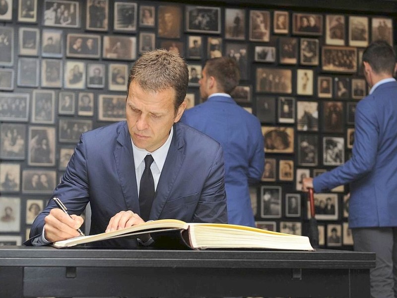 Eine DFB-Delegation besuchte am Freitag das ehemalige Konzentrationslager Auschwitz-Birkenau. Die Spieler Philipp Lahm, Lukas Podolski und Miroslav Klose, sowie Bundestrainer Joachim Löw und Manager Oliver Bierhoff vertraten das DFB-Team.