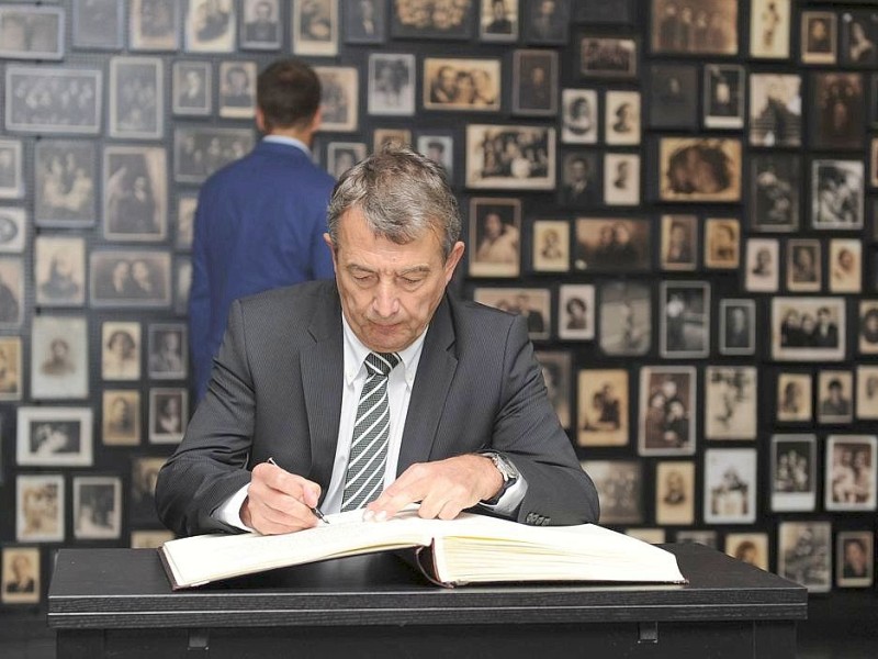 Eine DFB-Delegation besuchte am Freitag das ehemalige Konzentrationslager Auschwitz-Birkenau. Die Spieler Philipp Lahm, Lukas Podolski und Miroslav Klose, sowie Bundestrainer Joachim Löw und Manager Oliver Bierhoff vertraten das DFB-Team.