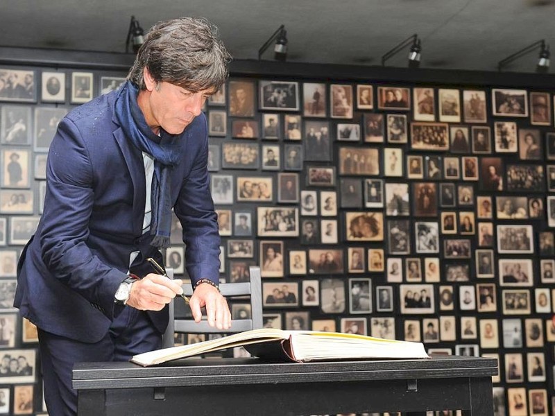 Eine DFB-Delegation besuchte am Freitag das ehemalige Konzentrationslager Auschwitz-Birkenau. Die Spieler Philipp Lahm, Lukas Podolski und Miroslav Klose, sowie Bundestrainer Joachim Löw und Manager Oliver Bierhoff vertraten das DFB-Team.