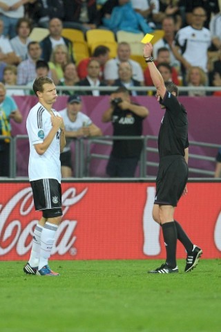 Die deutsche Nationalmannschaft hat bei der EM 2012 ihr erstes Spiel gegen Portugal mit 1:0 gewonnen. Mario Gomez erzielte den umjubelten Siegtreffer.
