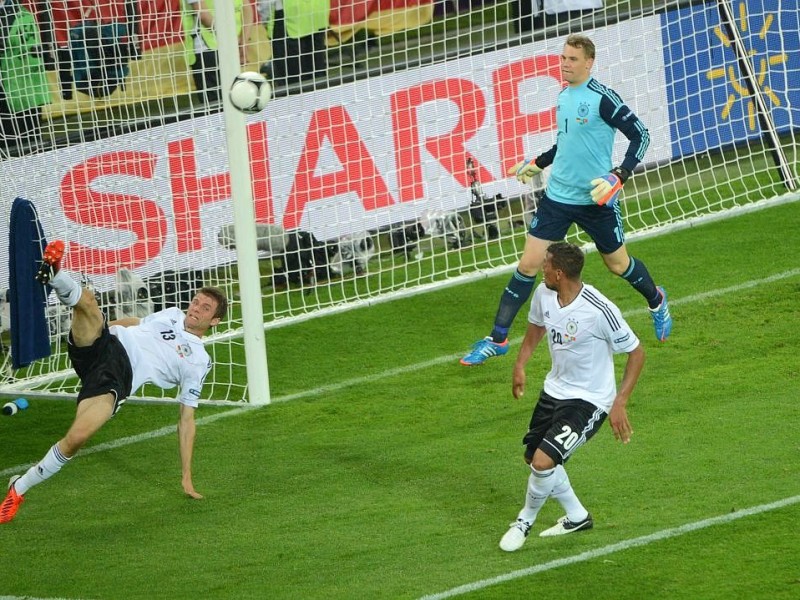 Die deutsche Nationalmannschaft hat bei der EM 2012 ihr erstes Spiel gegen Portugal mit 1:0 gewonnen. Mario Gomez erzielte den umjubelten Siegtreffer.