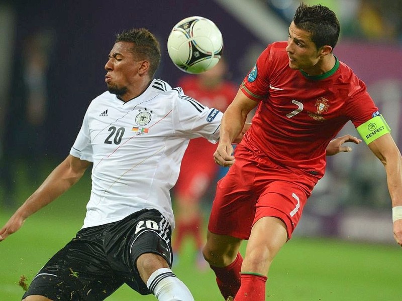 Die deutsche Nationalmannschaft hat bei der EM 2012 ihr erstes Spiel gegen Portugal mit 1:0 gewonnen. Mario Gomez erzielte den umjubelten Siegtreffer.