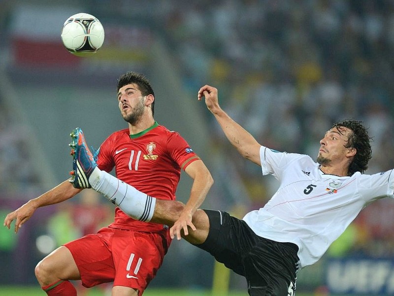 Die deutsche Nationalmannschaft hat bei der EM 2012 ihr erstes Spiel gegen Portugal mit 1:0 gewonnen. Mario Gomez erzielte den umjubelten Siegtreffer.