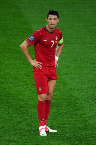 Die deutsche Nationalmannschaft hat bei der EM 2012 ihr erstes Spiel gegen Portugal mit 1:0 gewonnen. Mario Gomez erzielte den umjubelten Siegtreffer.