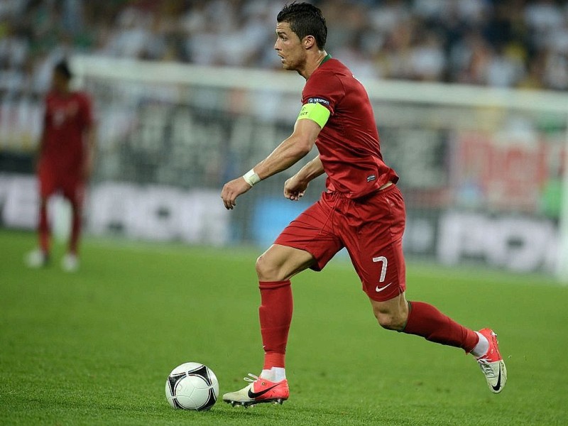 Die deutsche Nationalmannschaft hat bei der EM 2012 ihr erstes Spiel gegen Portugal mit 1:0 gewonnen. Mario Gomez erzielte den umjubelten Siegtreffer.