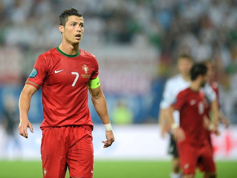 Die deutsche Nationalmannschaft hat bei der EM 2012 ihr erstes Spiel gegen Portugal mit 1:0 gewonnen. Mario Gomez erzielte den umjubelten Siegtreffer.