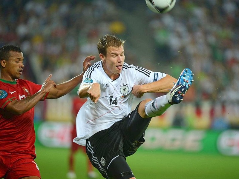 Die deutsche Nationalmannschaft hat bei der EM 2012 ihr erstes Spiel gegen Portugal mit 1:0 gewonnen. Mario Gomez erzielte den umjubelten Siegtreffer.