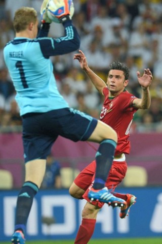 Die deutsche Nationalmannschaft hat bei der EM 2012 ihr erstes Spiel gegen Portugal mit 1:0 gewonnen. Mario Gomez erzielte den umjubelten Siegtreffer.