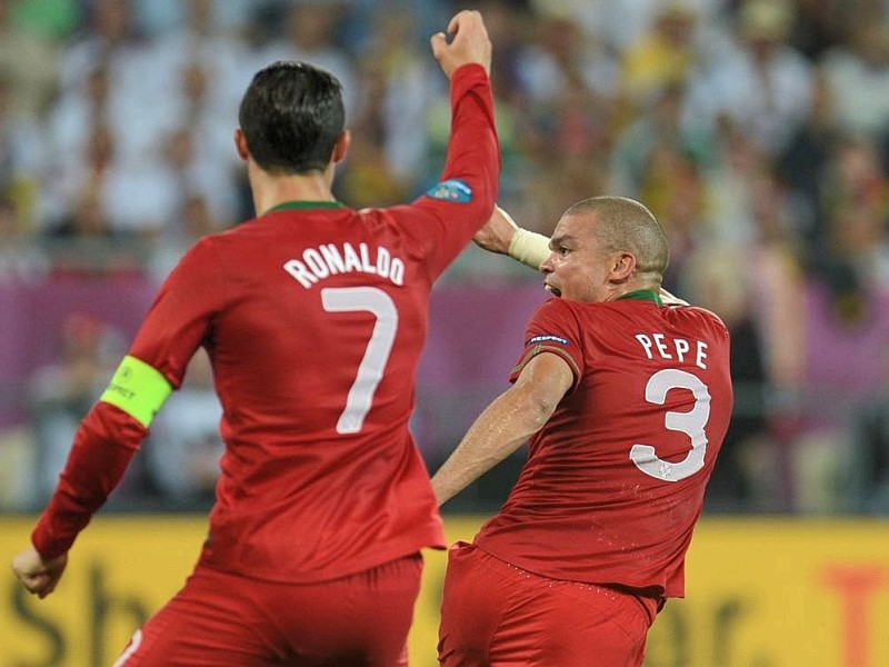 Die deutsche Nationalmannschaft hat bei der EM 2012 ihr erstes Spiel gegen Portugal mit 1:0 gewonnen. Mario Gomez erzielte den umjubelten Siegtreffer.