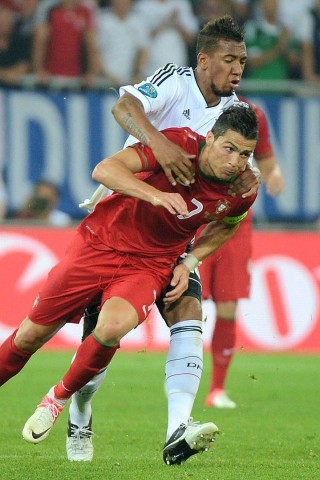 Die deutsche Nationalmannschaft hat bei der EM 2012 ihr erstes Spiel gegen Portugal mit 1:0 gewonnen. Mario Gomez erzielte den umjubelten Siegtreffer.