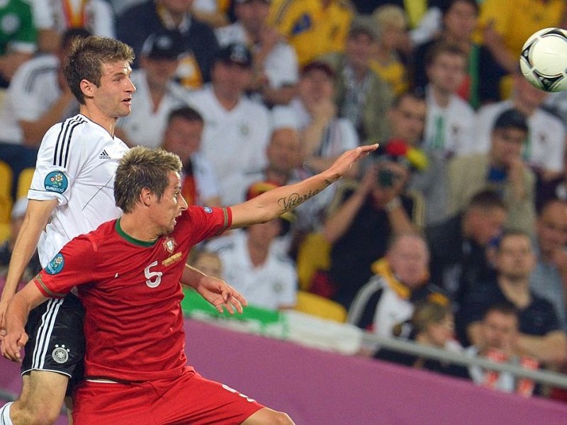 Die deutsche Nationalmannschaft hat bei der EM 2012 ihr erstes Spiel gegen Portugal mit 1:0 gewonnen. Mario Gomez erzielte den umjubelten Siegtreffer.
