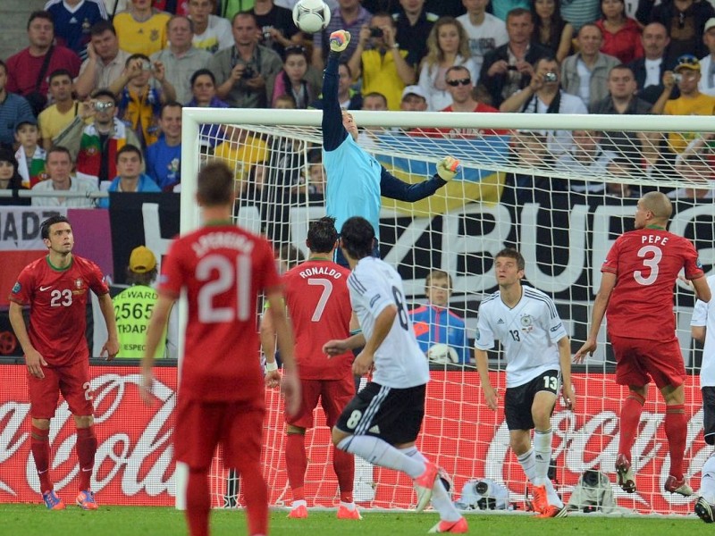 Die deutsche Nationalmannschaft hat bei der EM 2012 ihr erstes Spiel gegen Portugal mit 1:0 gewonnen. Mario Gomez erzielte den umjubelten Siegtreffer.