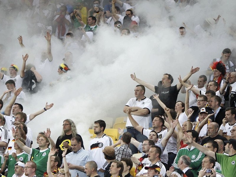 Die deutsche Nationalmannschaft hat bei der EM 2012 ihr erstes Spiel gegen Portugal mit 1:0 gewonnen. Mario Gomez erzielte den umjubelten Siegtreffer.