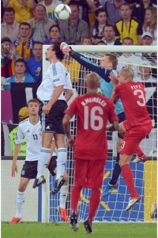 Die deutsche Nationalmannschaft hat bei der EM 2012 ihr erstes Spiel gegen Portugal mit 1:0 gewonnen. Mario Gomez erzielte den umjubelten Siegtreffer.