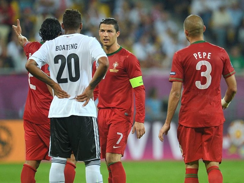 Die deutsche Nationalmannschaft hat bei der EM 2012 ihr erstes Spiel gegen Portugal mit 1:0 gewonnen. Mario Gomez erzielte den umjubelten Siegtreffer.