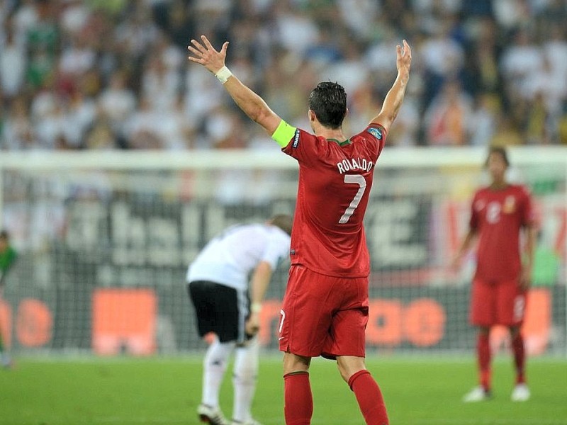 Die deutsche Nationalmannschaft hat bei der EM 2012 ihr erstes Spiel gegen Portugal mit 1:0 gewonnen. Mario Gomez erzielte den umjubelten Siegtreffer.