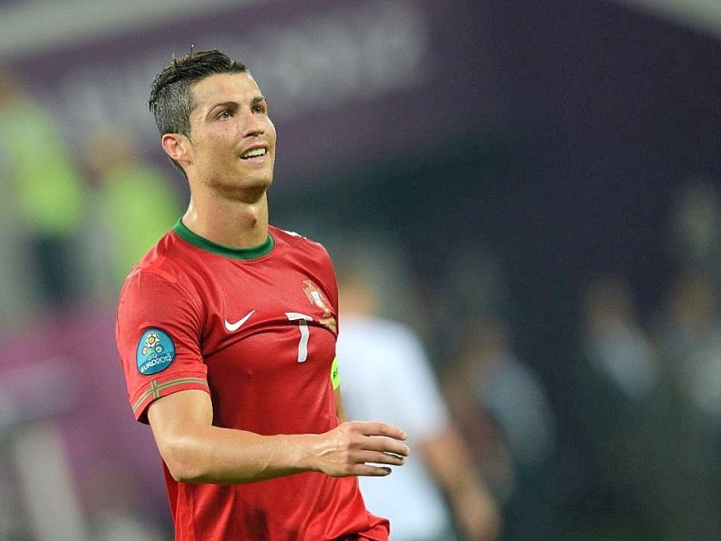 Die deutsche Nationalmannschaft hat bei der EM 2012 ihr erstes Spiel gegen Portugal mit 1:0 gewonnen. Mario Gomez erzielte den umjubelten Siegtreffer.