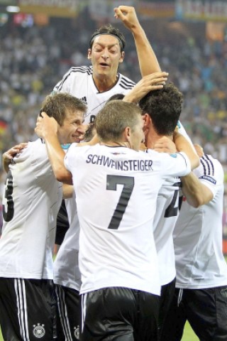 Die deutsche Nationalmannschaft hat bei der EM 2012 ihr erstes Spiel gegen Portugal mit 1:0 gewonnen. Mario Gomez erzielte den umjubelten Siegtreffer.