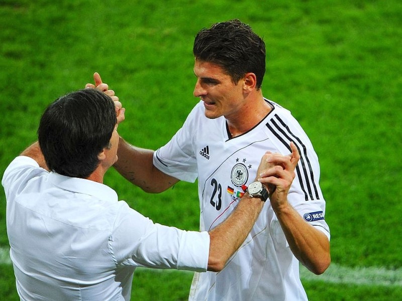 Die deutsche Nationalmannschaft hat bei der EM 2012 ihr erstes Spiel gegen Portugal mit 1:0 gewonnen. Mario Gomez erzielte den umjubelten Siegtreffer.