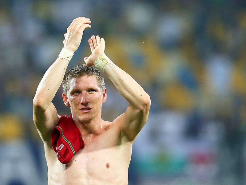 Die deutsche Nationalmannschaft hat bei der EM 2012 ihr erstes Spiel gegen Portugal mit 1:0 gewonnen. Mario Gomez erzielte den umjubelten Siegtreffer.