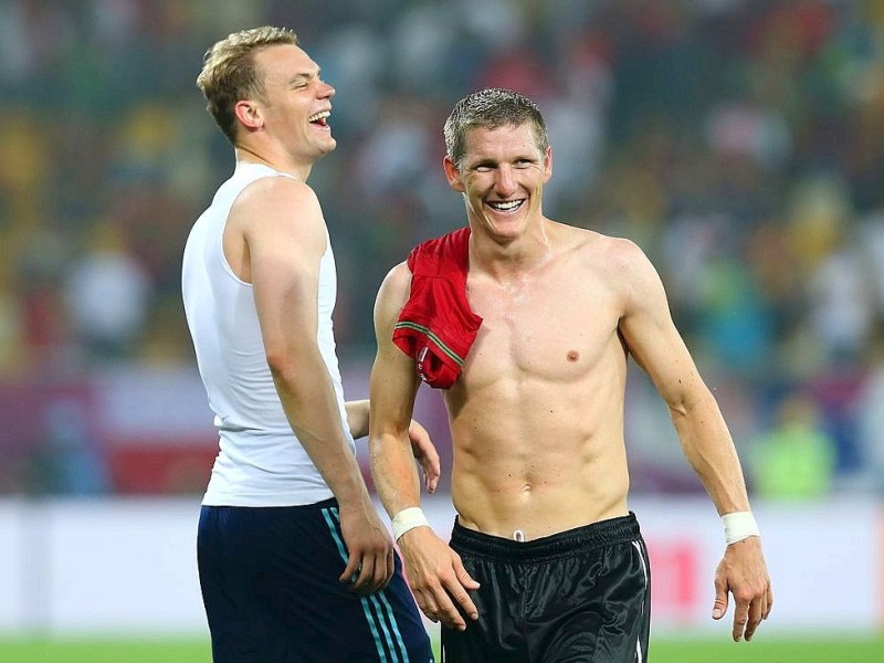 Die deutsche Nationalmannschaft hat bei der EM 2012 ihr erstes Spiel gegen Portugal mit 1:0 gewonnen. Mario Gomez erzielte den umjubelten Siegtreffer.