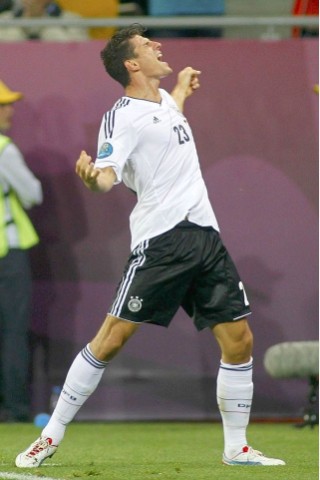 Die deutsche Nationalmannschaft hat bei der EM 2012 ihr erstes Spiel gegen Portugal mit 1:0 gewonnen. Mario Gomez erzielte den umjubelten Siegtreffer.