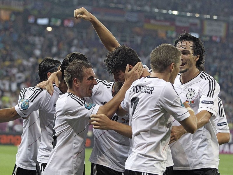 Die deutsche Nationalmannschaft hat bei der EM 2012 ihr erstes Spiel gegen Portugal mit 1:0 gewonnen. Mario Gomez erzielte den umjubelten Siegtreffer.