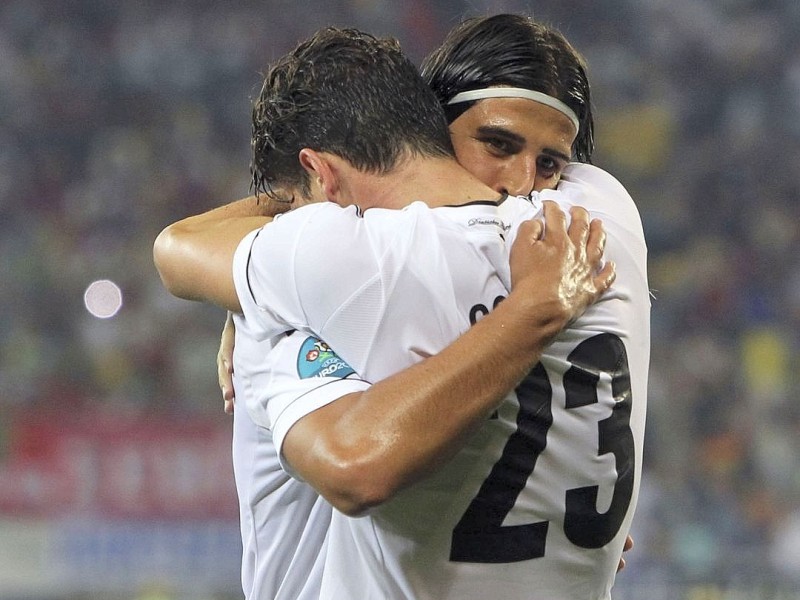 Die deutsche Nationalmannschaft hat bei der EM 2012 ihr erstes Spiel gegen Portugal mit 1:0 gewonnen. Mario Gomez erzielte den umjubelten Siegtreffer.