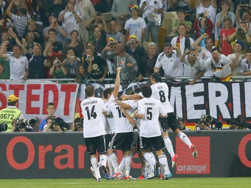 Die deutsche Nationalmannschaft hat bei der EM 2012 ihr erstes Spiel gegen Portugal mit 1:0 gewonnen. Mario Gomez erzielte den umjubelten Siegtreffer.