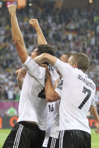 Die deutsche Nationalmannschaft hat bei der EM 2012 ihr erstes Spiel gegen Portugal mit 1:0 gewonnen. Mario Gomez erzielte den umjubelten Siegtreffer.
