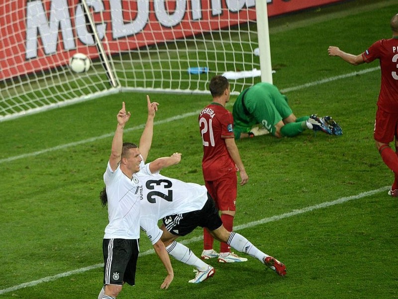 Die deutsche Nationalmannschaft hat bei der EM 2012 ihr erstes Spiel gegen Portugal mit 1:0 gewonnen. Mario Gomez erzielte den umjubelten Siegtreffer.