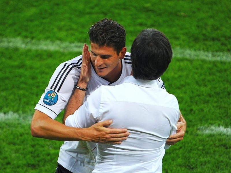 Die deutsche Nationalmannschaft hat bei der EM 2012 ihr erstes Spiel gegen Portugal mit 1:0 gewonnen. Mario Gomez erzielte den umjubelten Siegtreffer.