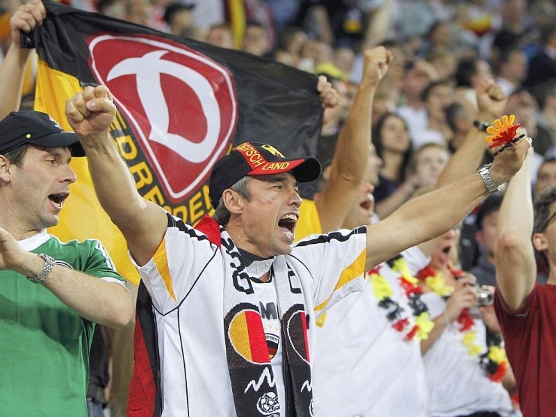 Die deutsche Nationalmannschaft hat bei der EM 2012 ihr erstes Spiel gegen Portugal mit 1:0 gewonnen. Mario Gomez erzielte den umjubelten Siegtreffer.