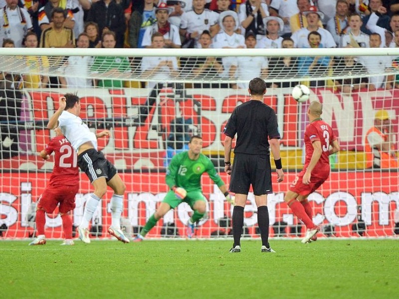 Die deutsche Nationalmannschaft hat bei der EM 2012 ihr erstes Spiel gegen Portugal mit 1:0 gewonnen. Mario Gomez erzielte den umjubelten Siegtreffer.
