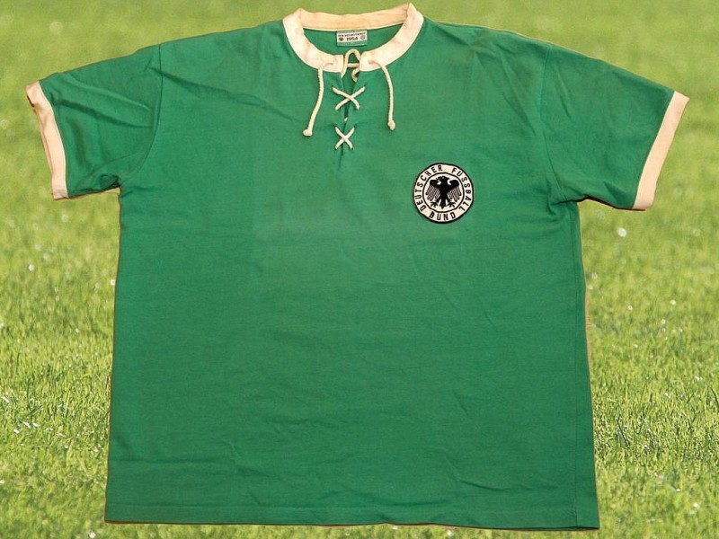 Genau 170 Trikots hat der Duisburger Thomas Richter in seiner großen Sammlung. Sein ganzer Stolz ist dieses Shirt, das Fritz Walter und Co. beim 6:1-Halbfinalsieg über Österreich bei der Weltmeisterschaft 1954 trugen. Es handelt sich um das Auswärts-Triktot der deutschen Mannschaft.